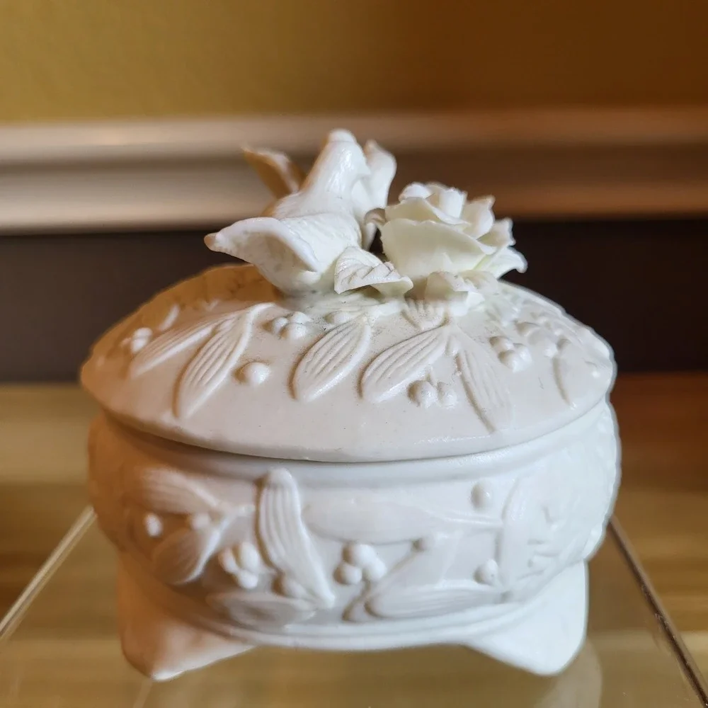 Berkeley Designs Ceramic Bisque Round Trinket Box With Lid Love Birds & Roses